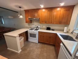 Cozy 2-bedroom Condo - Close to town!