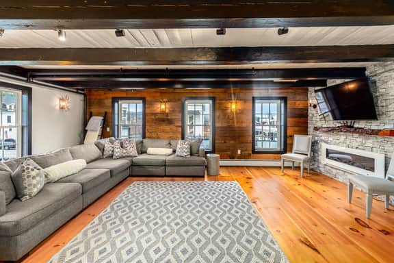 Penthouse on Main in Stowe!