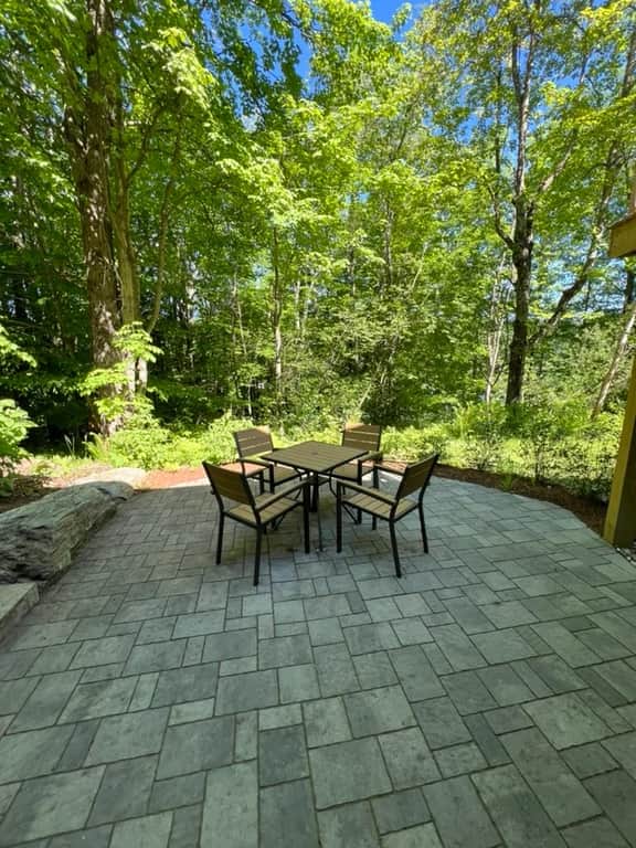 Renovated 2‑Bed Apt w/EV Charger Close to Village