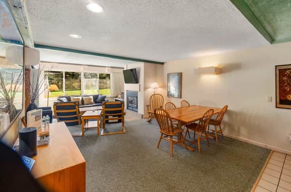 Cozy Stowe Condo w/ Pools, Hot Tub - Close to town