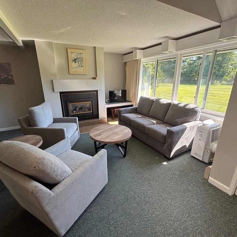 Stowe Condo with hot tub, pools, tennis courts!